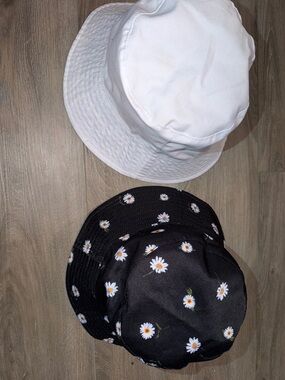 WomenDaisy Print Black Bucket Hat - White Bucket Hat Set